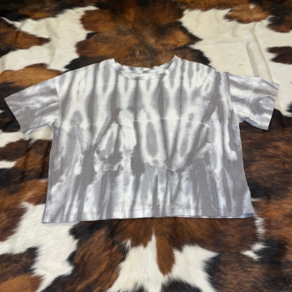 large isa and ella gray and white tye dye cropped shirt